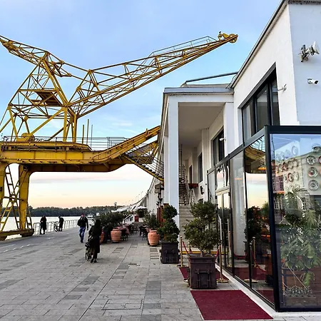 Апартаменты Friends Loft Sava View Old Town Renovated
